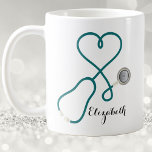 Krankenpfleger Ärztlicher Beruflicher Herzklopfen  Kaffeetasse<br><div class="desc">Geben Sie Ihrer Lieblingsschwester oder Krankenschwester ihre ganz eigene mit Monogramm Kaffeemaschine-Tasse. Krankenschwester arbeitet hart und wenn sie eine Pause bekommen, verdienen sie eine gute Tasse Kaffee! Das einfache und moderne Design besticht durch ein medizinisches Stethoskop, das in ein Herzmuster der Liebe eingewickelt ist. Perfekt für alle Arten von Ärzten....</div>