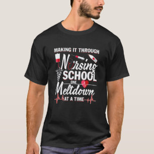 Krankenpflegeschüler präsentiert Internationaler T T-Shirt