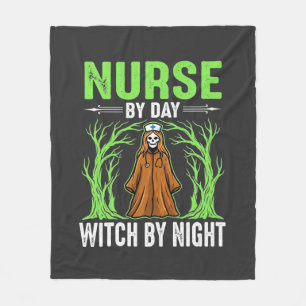 Krankenschwester bei Tag, Hexe bei Nacht Halloween Fleecedecke