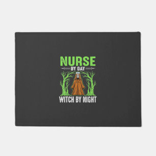 Krankenschwester bei Tag, Hexe bei Nacht Halloween Fußmatte