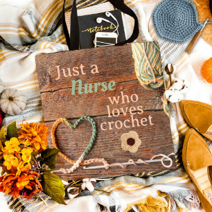 Krankenschwester, die Häkelarbeiten mit rustikalem Tasche