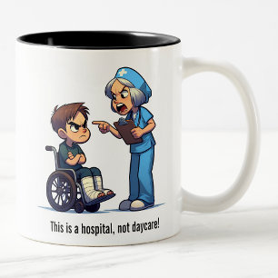 Krankenschwester gegen verunglückte Brat-Showdown Zweifarbige Tasse
