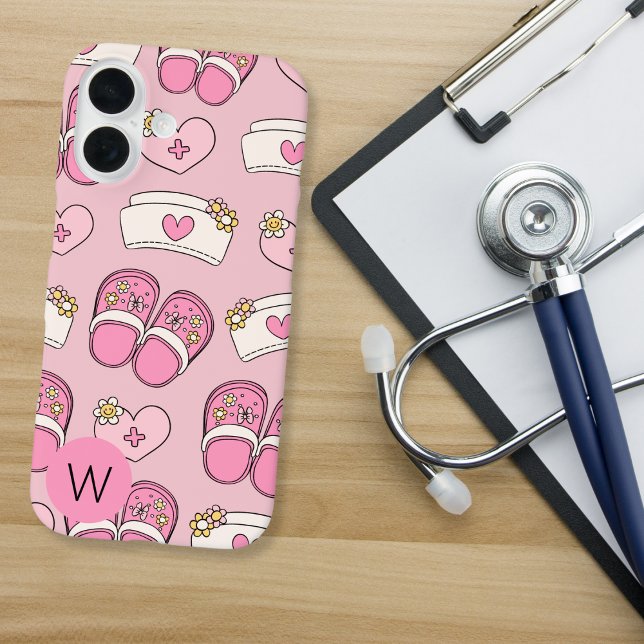 Krankenschwester-Herzen, Hüte und Clogs-Monogramm  iPhone 16 Hülle (Von Creator hochgeladen)