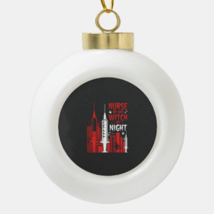 Krankenschwester-Hexen-Halloween-Skyline-Design_1 Keramik Kugel-Ornament