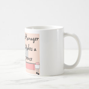 Krankenschwester-Manager, der ein Kaffeetasse