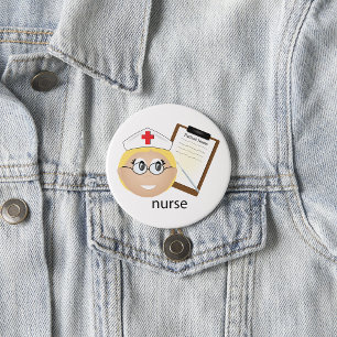 Krankenschwester mit medizinischem Klemmbrett und Button
