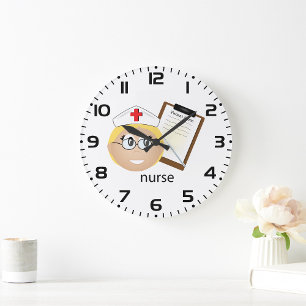 Krankenschwester mit medizinischer Zwischenablage  Große Wanduhr