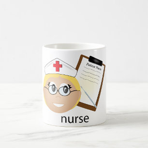 Krankenschwester mit medizinischer Zwischenablage  Kaffeetasse