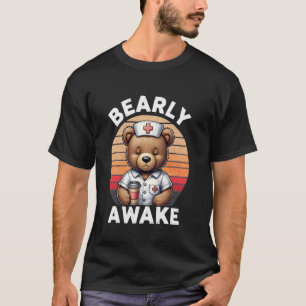 Krankenschwester pflegt süßen Bären Kaffee arbeite T-Shirt