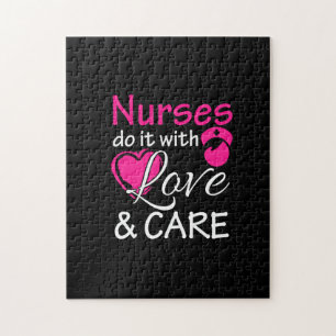 Krankenschwester tun es mit Liebe und Pflege