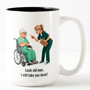 Krankenschwester Umgang mit selbstgerechteltem ält Zweifarbige Tasse