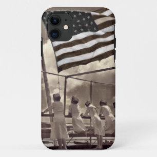 Krankenschwestern, die eine Insel 1945 betrachten Case-Mate iPhone Hülle