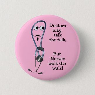 Krankenschwestern gehen über den Walk Button