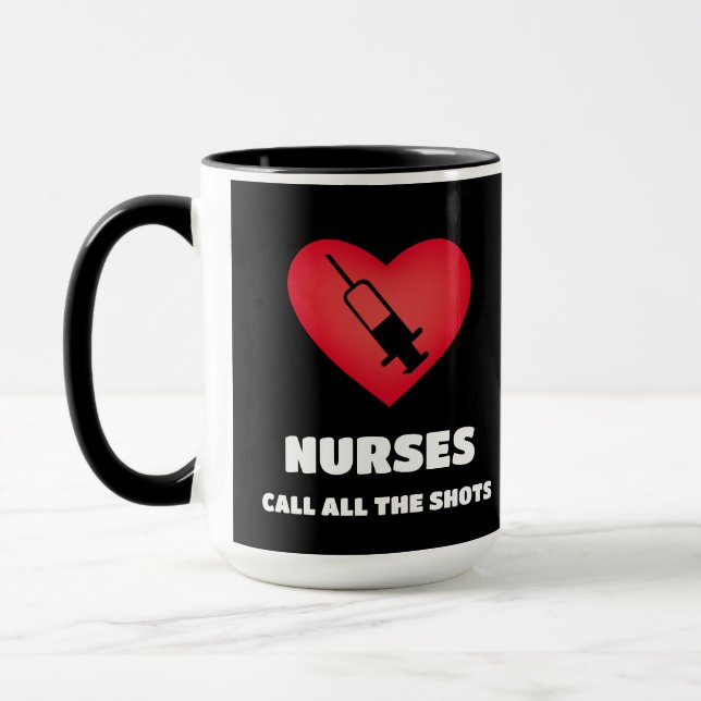 Krankenschwestern nennen die Erschießungen Tasse (Links)