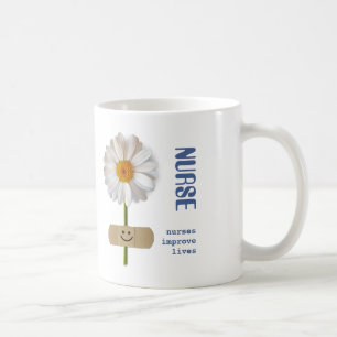 Krankenschwestern verbessern das Leben. Lächelnder Kaffeetasse