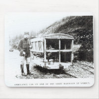 Krankenwagen-Auto auf einer der Kleinbahnen