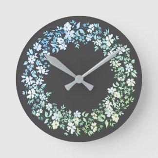 Kranz aus Blumen und Blättern Runde Wanduhr