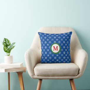 Kranz-Monogramm Weiße Schneeflocken Blauer Hinterg Kissen