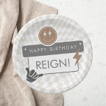 Krasse Coole Typ Boys's Geburtstagspult Pappteller<br><div class="desc">Lassen Sie sich von diesem Skater inspiriert Jungs-Party verzaubern,  mit krassen Happy Gesichtern,  stellaren Mustern und kühnen Komponenten. Jedes Element dieses Designs kann farblich an Ihre Bedürfnisse angepasst werden.</div>