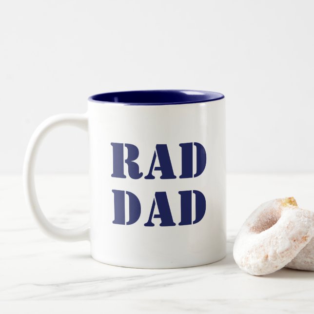 Krasser Vater Marine Blau moderne Typografie cool Zweifarbige Tasse (Mit Donut)