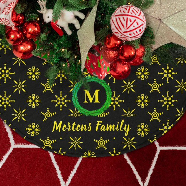 Krautmonogramm Ihr Name Schwarz Gelbe Schneeflocke Polyester Weihnachtsbaumdecke (Wreath Monogram Your Name Black Yellow Snowflakes Brushed Polyester Tree Skirt)