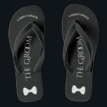 Krawatte für einfache Fun Groom Flip Flops<br><div class="desc">Diese tollen Flip Flops sind für den Bräutigam konzipiert, um sich nach einem langen Tag die Füße retten und die ganze Nacht lang tanzen zu können! Sie zeichnen sich durch ein schlichtes Weiß in schwarzem Design aus, wobei sein Name oben steht, die in klassischen Buchstaben in der Mitte geschriebenen Worte...</div>