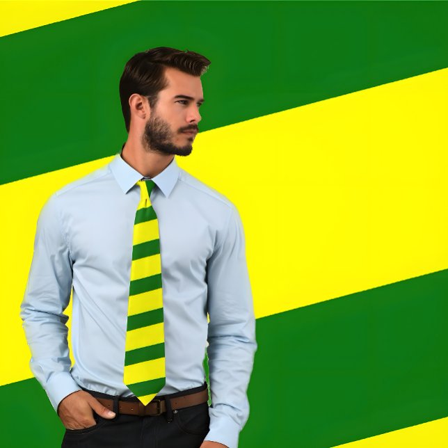 Krawatte grün und gelb gestrichen (dicke Streifen) (Bearded young man wearing a Green and Yellow Striped Necktie.)