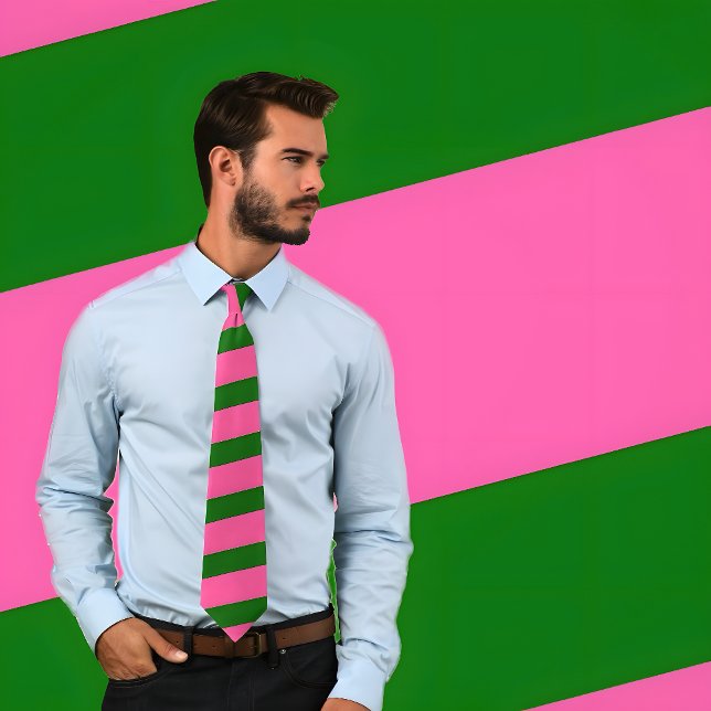 Krawatte (rosa und grün gestrichen) (dicke Streife (Man wears a Hot Pink and Green Striped Tie with Thick Stripes.)