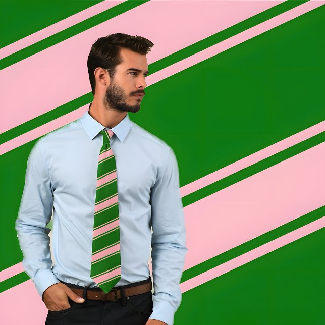 Krawatte Rosa und Grüne Dicke und dünne Diagonale  (Man wearing Pink & Green Thick and Thin Diagonal Stripes Tie. He stands against patterned background)
