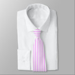 Krawatte Rosa und Weiße Streifen<br><div class="desc">Diese knusprige und stilvolle Krawatte aus Rosa und Weiß Streifen ist ein neuer moderner Klassiker,  um Ihren Kleiderschrank für den Frühling und den Sommer zu aktualisieren!</div>