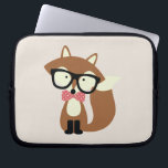 Krawatte und Brille Hipster Brown Fox Laptopschutzhülle<br><div class="desc">Adorable Vektorgrafik eines niedlichen kleinen braunen Fuchs mit einem übergroßen Brillenpaar und rot-weiß polka Punkt Muster Bogen Krawatte.</div>