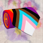 Krawatte und Fortschritt Rainbow Flag / LGBTQ<br><div class="desc">Neck Tie: Die Regenbogenflagge und die "Progress"-Variante fügen einen Zickzack entlang des Hüftgeländes hinzu, der schwarze, braune, hellblaue, rosa und weiße Streifen aufweist, um diese Gemeinschaften (marginalisierte Farbmenschen, TransIndividuen, HIV/AIDS-Bewohner und Verlierer) an die Spitze zu bringen; "Der Pfeil zeigt auf, dass es nach vorn geht, während er am links Rand...</div>