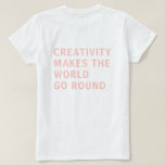 Kreativitätszitat Rosa Typografie Zurück Print T-Shirt<br><div class="desc">Auf der Rückseite des Hemdes in pastellrosa Typografie auf weißem Hintergrund steht der Text "Kreativität macht die Welt zum Laufen". Exklusiv für Sie entworfen von Happy Dolphin Studio. Wenn Sie Hilfe oder passende Produkte benötigen, kontaktieren Sie uns bitte über unseren Chat!</div>