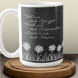Kreidetafel-Gänseblümchen-Doodle-Kursiv-Typografie Kaffeetasse