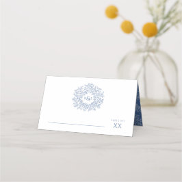 Kreis der blauen Blätter, die eine Monogramm-Hochz Platzkarte