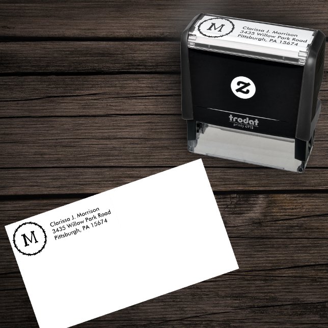 Kreislauf der schwarzen gerissenen Draht, anfängli Permastempel (Circle of barbed wire with your initial made of bones on Halloween self inking stamp.)