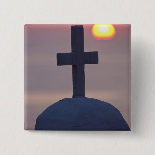 Kreuz auf der Spitze einer Kirche bei Sonnenunterg Button