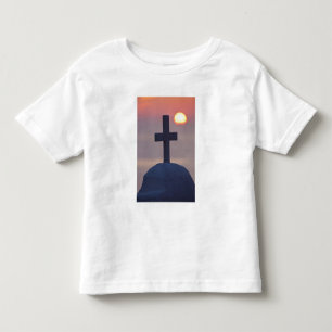 Kreuz auf der Spitze einer Kirche bei Sonnenunterg Kleinkind T-shirt