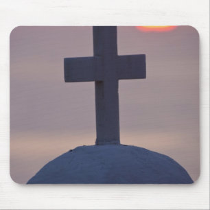 Kreuz auf der Spitze einer Kirche bei Sonnenunterg Mousepad