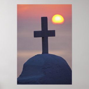 Kreuz auf der Spitze einer Kirche bei Sonnenunterg Poster