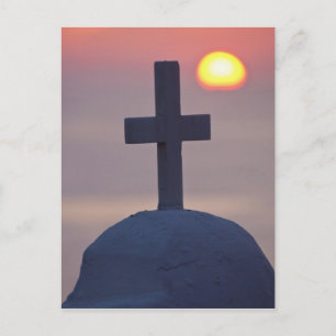 Kreuz auf der Spitze einer Kirche bei Sonnenunterg Postkarte