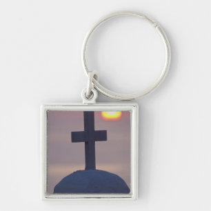 Kreuz auf der Spitze einer Kirche bei Sonnenunterg Schlüsselanhänger
