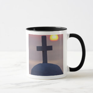 Kreuz auf der Spitze einer Kirche bei Sonnenunterg Tasse