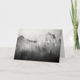 Kreuz auf nebelige Berge Karte
