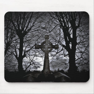 Kreuz umgeben von Bäumen Mousepad