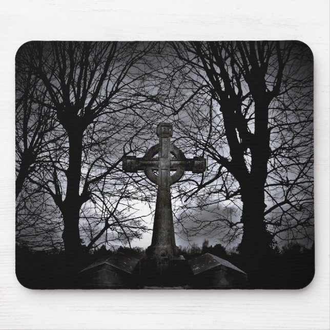 Kreuz umgeben von Bäumen Mousepad (Vorne)