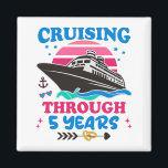 Kreuzfahrt durch 5 Jahre Hochzeit Magnet<br><div class="desc">Kreuzfahrt und Hochzeitsgestaltung mit einem Kreuzfahrtschiff und dem Zitat "Kreuzfahrt durch 5 Jahre". Ideal,  um Ihren 5-jährigen Hochzeitstag mit einem romantischen Kreuzfahrtausflug zu feiern.</div>
