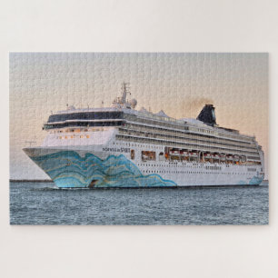 Kreuzfahrtschiff am späten Nachmittag
