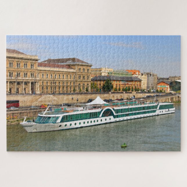 Kreuzfahrtschiff auf der Donau, Budapest, Ungarn (Horizontal)