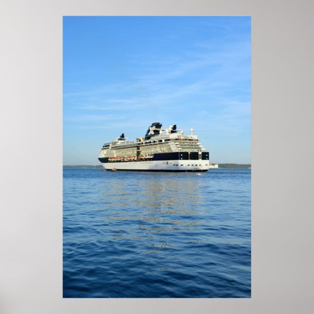 Kreuzfahrtschiff der Berühmtheit, das ins Meer seg Poster (Vorne)